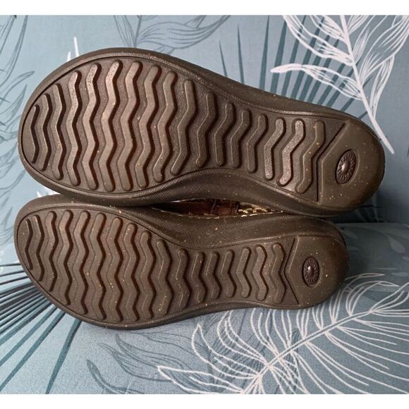 UGG Cove Suede Embroidered Sheepskin Shearling Moccasin Tie Ankle Boot sz 6 - Picture 4 of 8